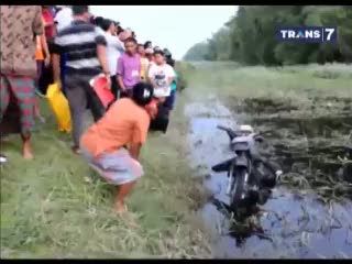 Tersambar Kereta, Pemuda Ditemukan Tewas Beserta Motornya di Rawa