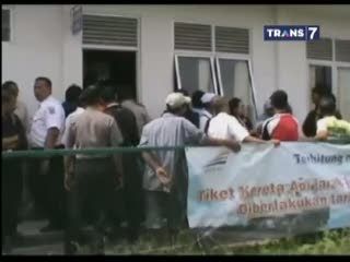 Tiket Ekonomi Dibatasi, Penumpang Blokir Jalan Kereta