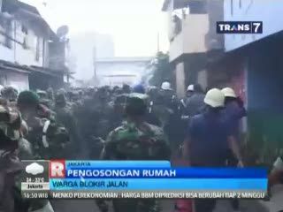 Warga Blokir Jalan Saat Penggosongan Rumah oleh TNI
