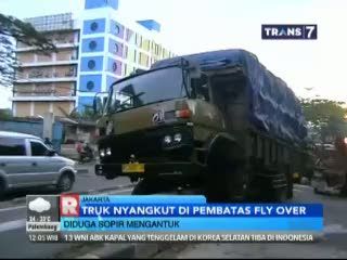 Sopir Mengantuk, Truk Nyangkut di Pembatas Fly Over