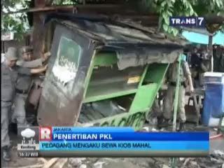 Penertiban PKL di Pisangan Lama Diwarnai Protes