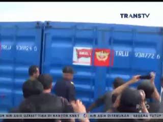 Belasan Kontainer Pakaian Impor Ilegal Disita 