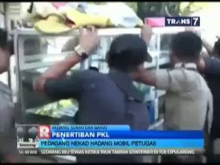 Pedagang Nekat Hadang Mobil Petugas Penertiban