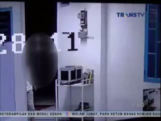 Seorang Wanita Curi Kotak Infaq Terekam CCTV