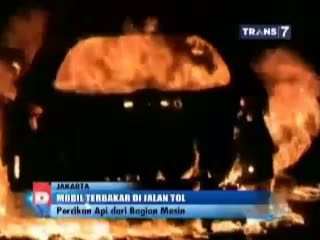 Sebuah Mobil Terbakar di Jalan Tol Dalam Kota