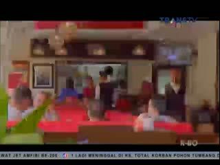Menikmati Kuliner di Pinggir Rel Kereta
