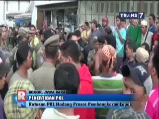 Ratusan PKL Hadang Proses Pembongkaran Lapak