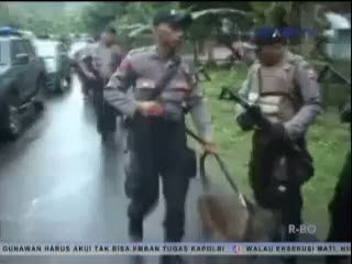 Cari Pelaku Penembakan, Ratusan Personil Gabungan Gerebek Rumah Warga