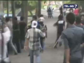 Tolak Korupsi Kampus, Mahasiswa Bentrok dengan Petugas Keamanan Kampus