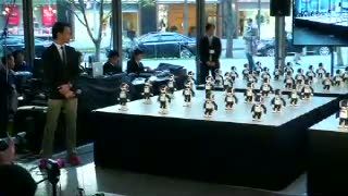 Aksi 100 Robot Humanoid Menari Bersama