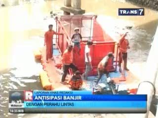Perahu Lintas untuk Bersihkan Sampah di Kali