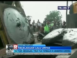 Tak Kuat Menanjak, Truk Terbalik di Jembatan Layang