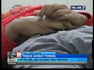 Asik Main Ponsel Saat Berkendara, Dua ABG Dilindas Truk Tronton