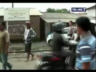 Bajing Loncat yang Kerap Mencuri Muatan Truk