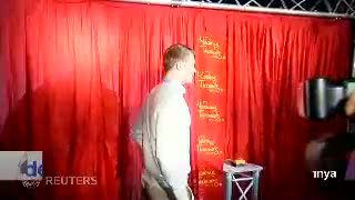 Manuel Neuer Terkesan Bersama Replika Dirinya