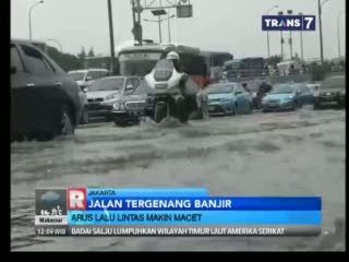 Jalan Tergenang Banjir, Arus Lalu Lintas Macet Parah