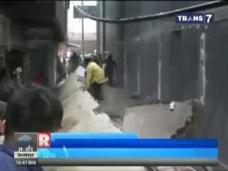 Satpol PP Tertimpa Reruntuhan Bangunan 