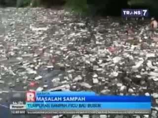 Tumpukan Sampah di Kali Sekretaris Picau Bau Busuk