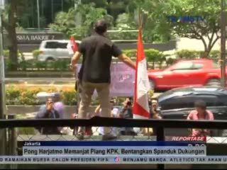 Pong Harjatmo Memanjat Plang KPK