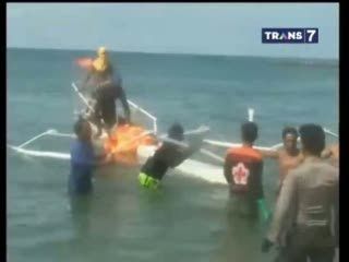 Detik-detik Evakuasi Jasad Korban AirAsia di Perairan Majene