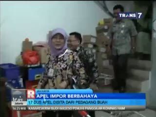 Petugas Sita Belasan Dus Apel Impor dari Pedagang Buah