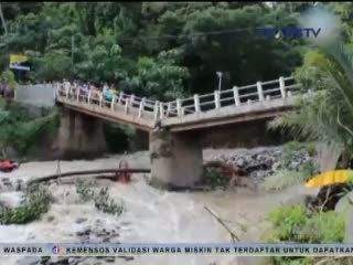Meski Jembatan Putus Warga Tetap Nekat Melintas