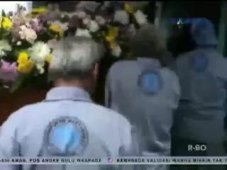 Kremasi Korban AirAsia Diwarnai Isak Tangis Keluarga