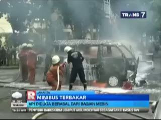 Sebuah Mobil Terbakar di Dekat Mabes Polri
