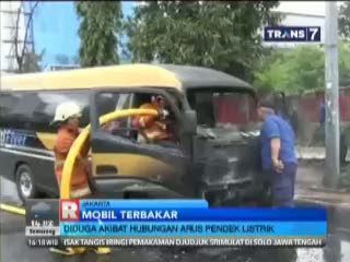 Mobil Travel Terbakar Diduga Akibat Hubungan Arus Pendek Lisrik