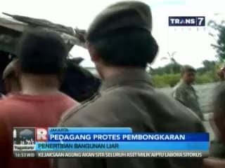Pedagang Protes Pembongkaran dan Berteriak Perampok