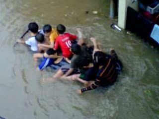 Ada Keceriaan di Tengah-tengah Banjir Ibukota