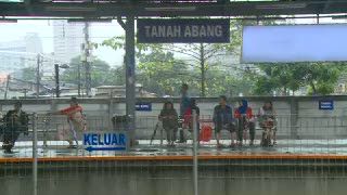 Jalur Terendam, Penumpang KRL Commuter Kelimpungan