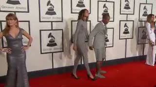 Pharrel Williams Bercelana Pendek di Grammy Award 2015