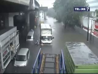 Kali Sunter Meluap Sebabkan Banjir Setinggi 70 Cm