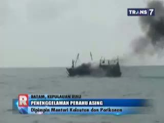 Penenggelaman Perahu Asing Dipimpin Menteri Kelautan dan Perikanan