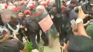 Anwar Ibrahim Kalah Banding, Massa Pendukung Nyaris Bentrok