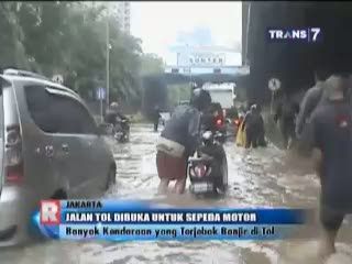 Banjir, Jalan Tol Dibuka untuk Sepeda Motor
