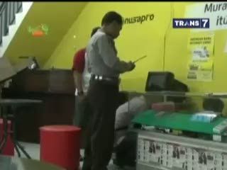 Perampok Bersenjata Api Beraksi di Toko Telepon Seluler