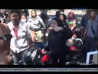 Keluarga Korban Pembunuhan Pukul Saksi dengan Helm