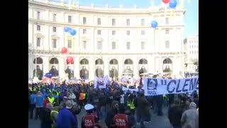 Menuntut Naik Gaji, 10 Ribu Polisi Demo 