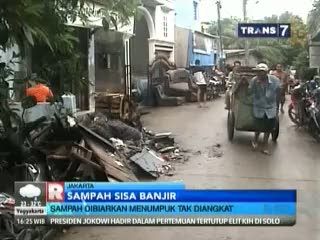 Sampah Sisa Banjir Dibiarkan Menumpuk
