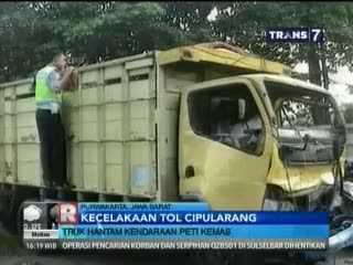 Truk Hantam Kendaraan Peti Kemas di Tol Cipularang, Dua Tewas