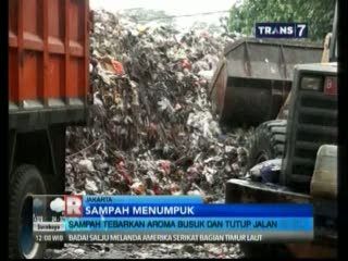 Sampah Menumpuk Tebarkan Aroma Busuk dan Mengganggu Jalan