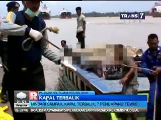Evakuasi 7 Korban Tewas Akibat Kapal Terbalik