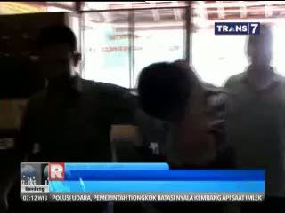Seorang Suami Ketahuan Jambret Tas Istri Muda