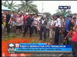Warga Berebut Tumpahan Minyak Kelapa Sawit dari Kereta Tergelincir