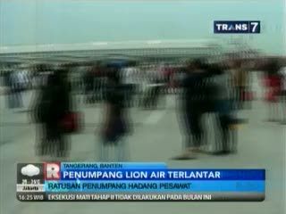 Calon Penumpang Lion Air Hadang Pesawat 
