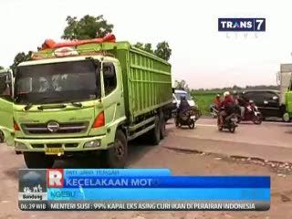 Ngebut, Motor Tabrak Truk yang Belok