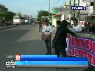 Pengamen Jalanan Kumpulkan Koin untuk Australia