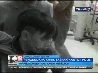 Berkendara Sambil Menelepon, Pemotor Kritis Usai Menabrak Pospol
